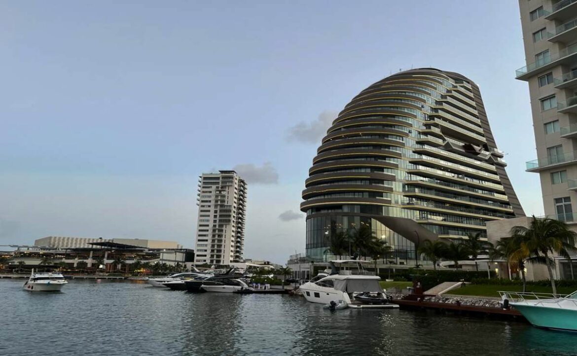 Descubre por qué Cancún se ha convertido en un punto de inversión inmobiliaria clave en México, con una plusvalía del 17.0%.