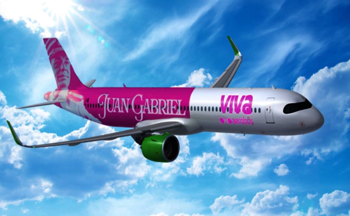 viva-aerobús-rinde-homenaje-a-juan-gabriel Viva Aerobus sorprende al público al presentar un avió con la imagen de Juan Gabriel en el marco del lanzamiento de su nuevo sencillo.