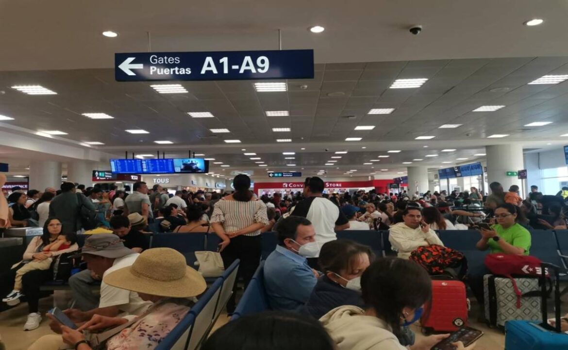 Amatur expone un caso de abuso del INM en el Aeropuerto de Cancún, donde 244 turistas italianos quedaron varados por más de cinco horas. El incidente se desencadenó porque la aerolínea Hi Fly no pagó el Derecho de Visitante sin permiso. La intervención de la Amatur, la agencia Viajes Meca, el Cónsul de Italia y el Grupo Aeroportuario del Sureste logró resolver la situación, pero resalta la necesidad de un protocolo para evitar afectaciones a turistas y preservar la imagen del destino.