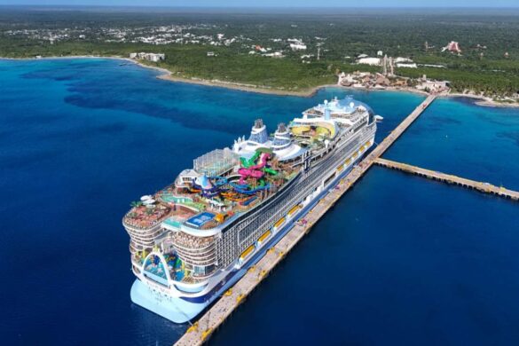 El Icon of the Seas cuenta con 20 cubiertas, más de 40 restaurantes, siete piscinas y seis toboganes de agua.