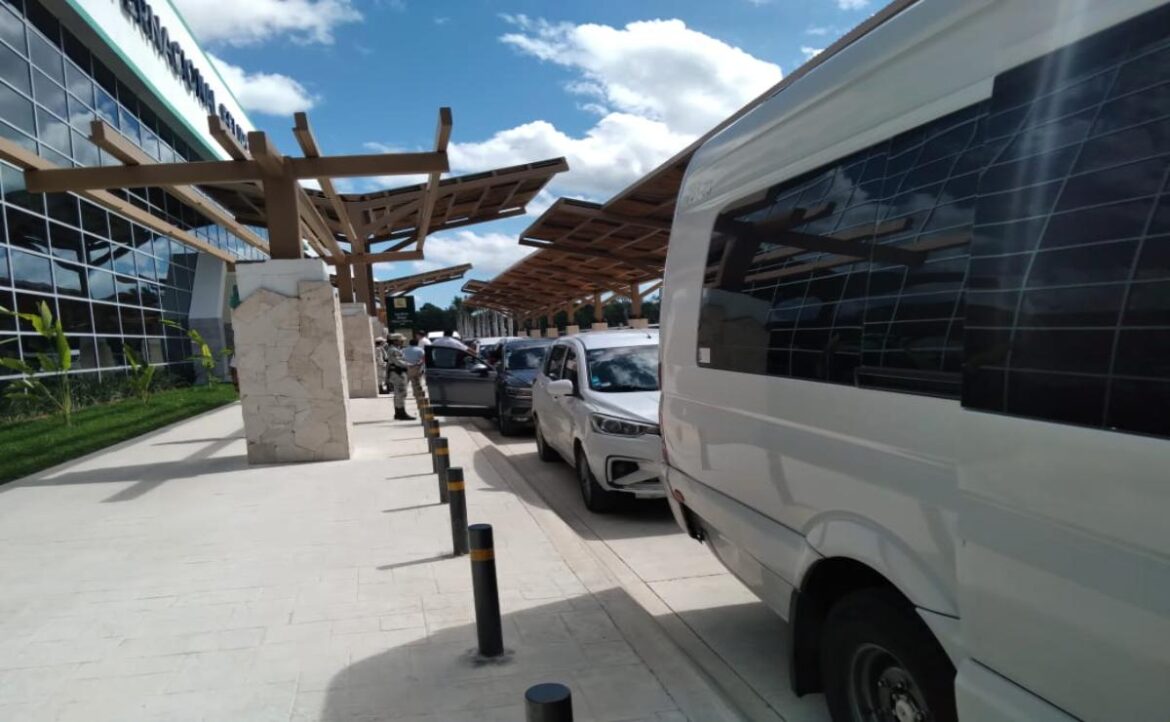 La tarifa de ingreso a la zona federal en el aeropuerto internacional de Tulum generó el rechazo de transportistas turísticos.