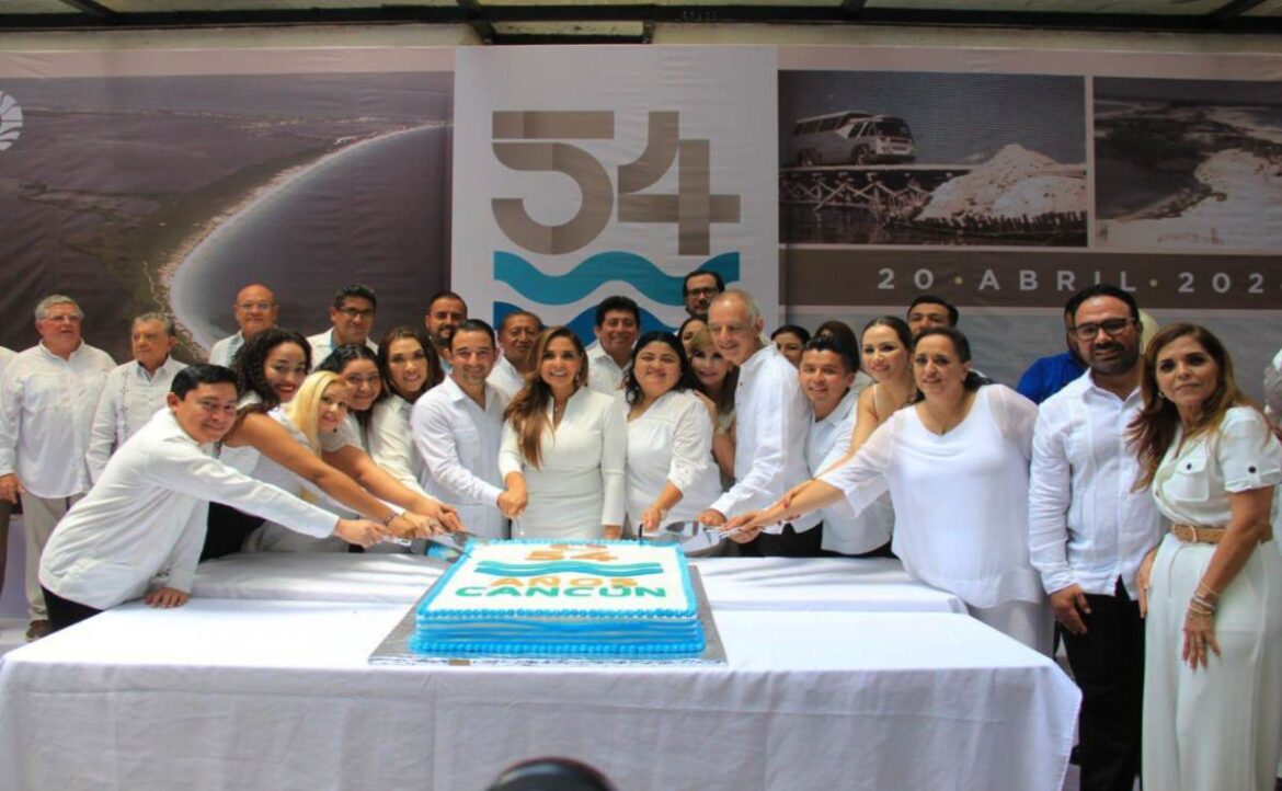 otorgan-medalla-“Sigfrido-Paz-Paredes”-al-hotelero-Diego-de-la-Peña- Cancún celebró su 54 aniversario destacando la entrega de la medalla “Sigfrido Paz Paredes” al hotelero Diego de la Peña García.